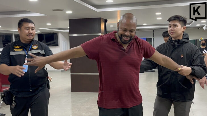 Пьяный турист разбивает автомобиль офицеров Паттайи