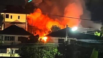 Пять членов семьи погибли в результате пожара в доме в Чиангмае, включая близнецов.