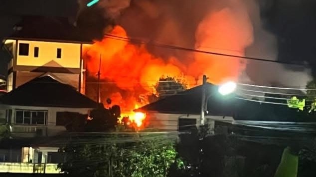 Пять членов семьи погибли в результате пожара в доме в Чиангмае, включая близнецов.