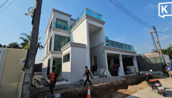 Рабочий пострадал после того, как трос лифта оборвался на строительстве в Чонбури