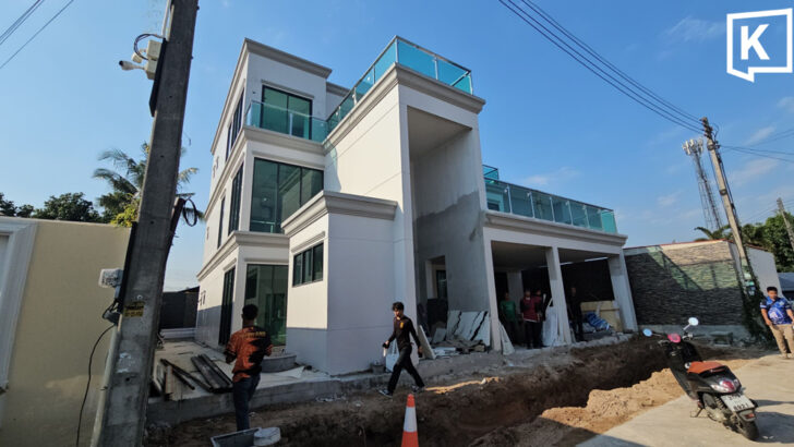 Рабочий пострадал после того, как трос лифта оборвался на строительстве в Чонбури