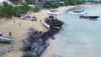 Расследование начато после пожара, произошедшего до рассвета, который уничтожил пирс Чалонг на Пхукете