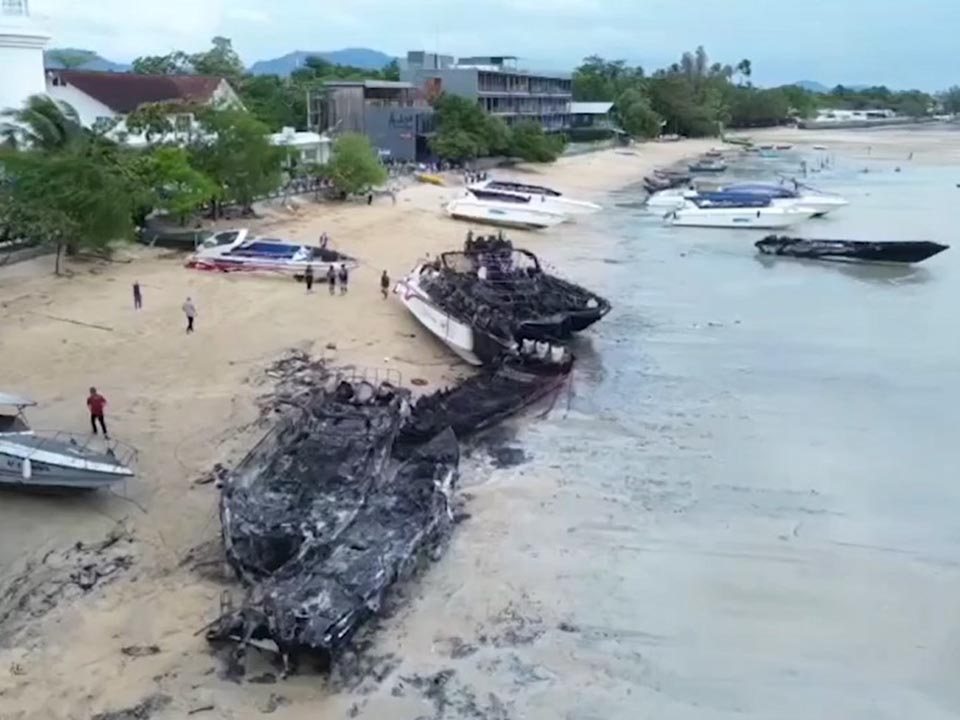 Расследование начато после пожара, произошедшего до рассвета, который уничтожил пирс Чалонг на Пхукете