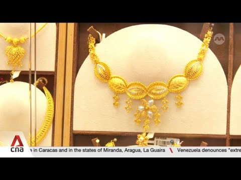 Розничные продавцы обновляют продукты и принимают товар на обмен, чтобы привлечь клиентов, пострадавших от стремительного роста цен на золото.