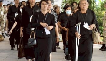 Скорбящие продолжают выражать свои уважения королеве Сирикит, королеве-матери, в зале трона Дусит Маха Прасат.