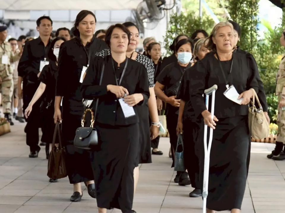 Скорбящие продолжают выражать свои уважения королеве Сирикит, королеве-матери, в зале трона Дусит Маха Прасат.