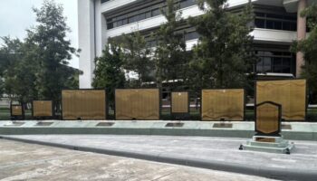 Таиландская армия выгравировала имена 43 солдат, погибших в столкновениях между Таиландом и Камбоджей, на мемориальной стене.