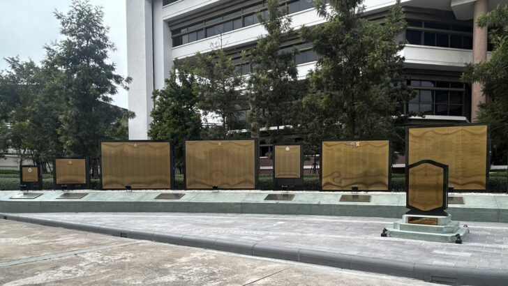 Таиландская армия выгравировала имена 43 солдат, погибших в столкновениях между Таиландом и Камбоджей, на мемориальной стене.