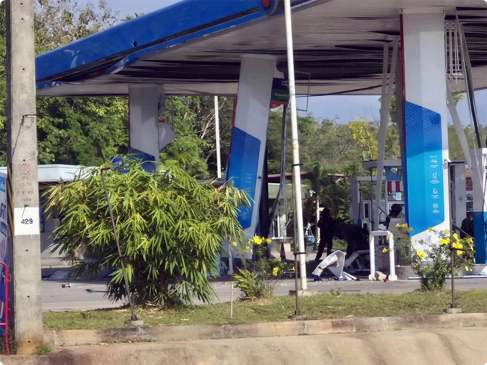 Тайские власти расследуют взрывы и поджоги на автозаправочных станциях на Дальнем Юге