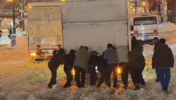Тайские туристы получили похвалу за помощь в вытаскивании застрявшего в снегу грузовика в Японии