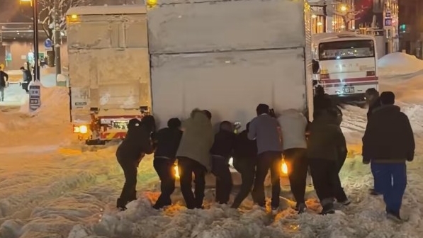 Тайские туристы получили похвалу за помощь в вытаскивании застрявшего в снегу грузовика в Японии