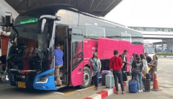 Тайское правительство призывает заранее бронировать автобусы перед наплывом путешественников на выборах 8 февраля