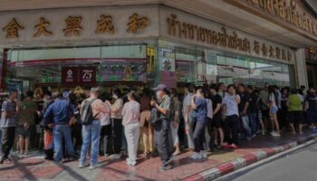 Тайцы бросаются покупать золото, так как цены достигают рекордных высот.