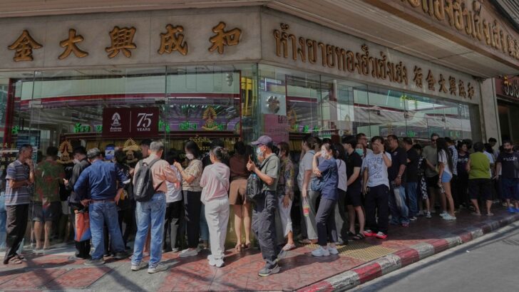 Тайцы бросаются покупать золото, так как цены достигают рекордных высот.