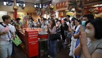 Тайцы, иностранные туристы ищут благословения в Новый год