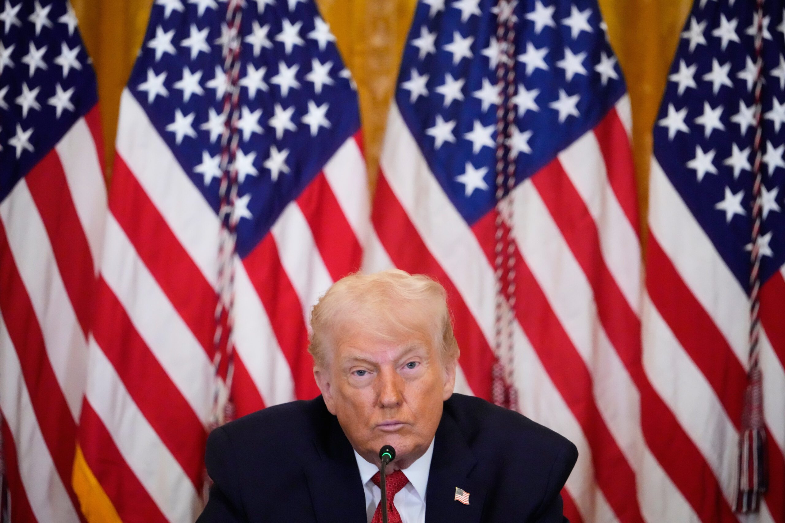 Трамп угрожает тарифами странам, выступающим против плана США по приобретению Гренландии.