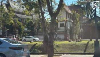 Туристы, загорающие у храма Чианг Май, вызывают негативную реакцию