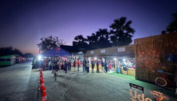 Туристы стекаются к озеру Красного Лотоса, привлеченные акцией Лизы