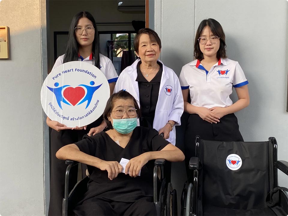 Фонд Чистого Сердца жертвует инвалидное кресло учителю с ограниченными возможностями в Дон Муанге