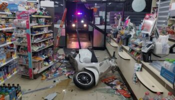 Четырехлетняя девочка врезалась на Веспе в 7-Eleven в Патумтхани