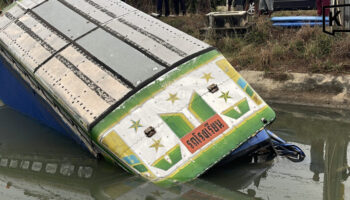 Школьный автобус plunged в канал в Патхум Тхани, 30 пострадали