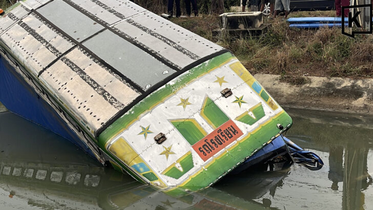 Школьный автобус plunged в канал в Патхум Тхани, 30 пострадали