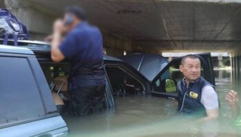 GPS привел не туда: Электрическая фура затоплена, 5 спасены