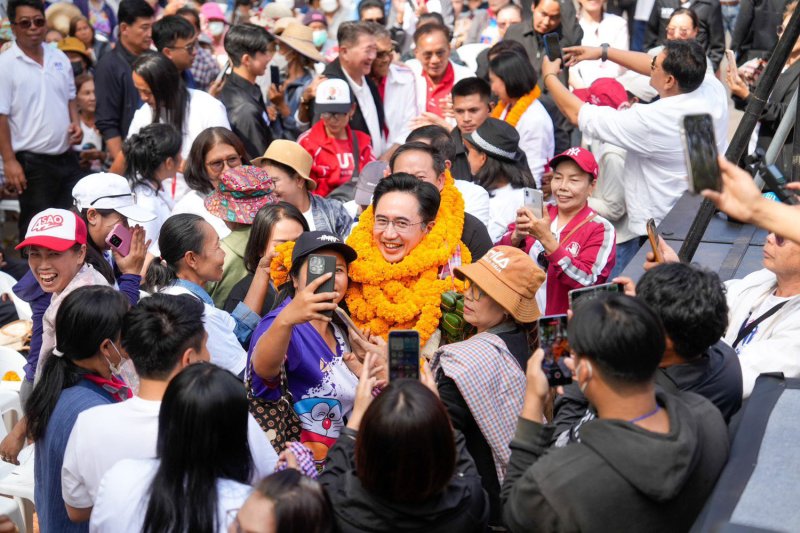 Pheu Thai обещает «9 миллионеров в день»