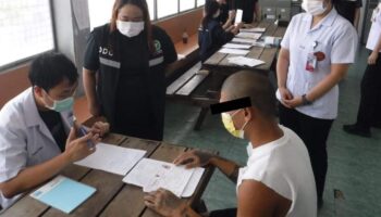 2 добровольца по охране здоровья в тюрьме дали положительный результат на мавпию после смерти заключенного