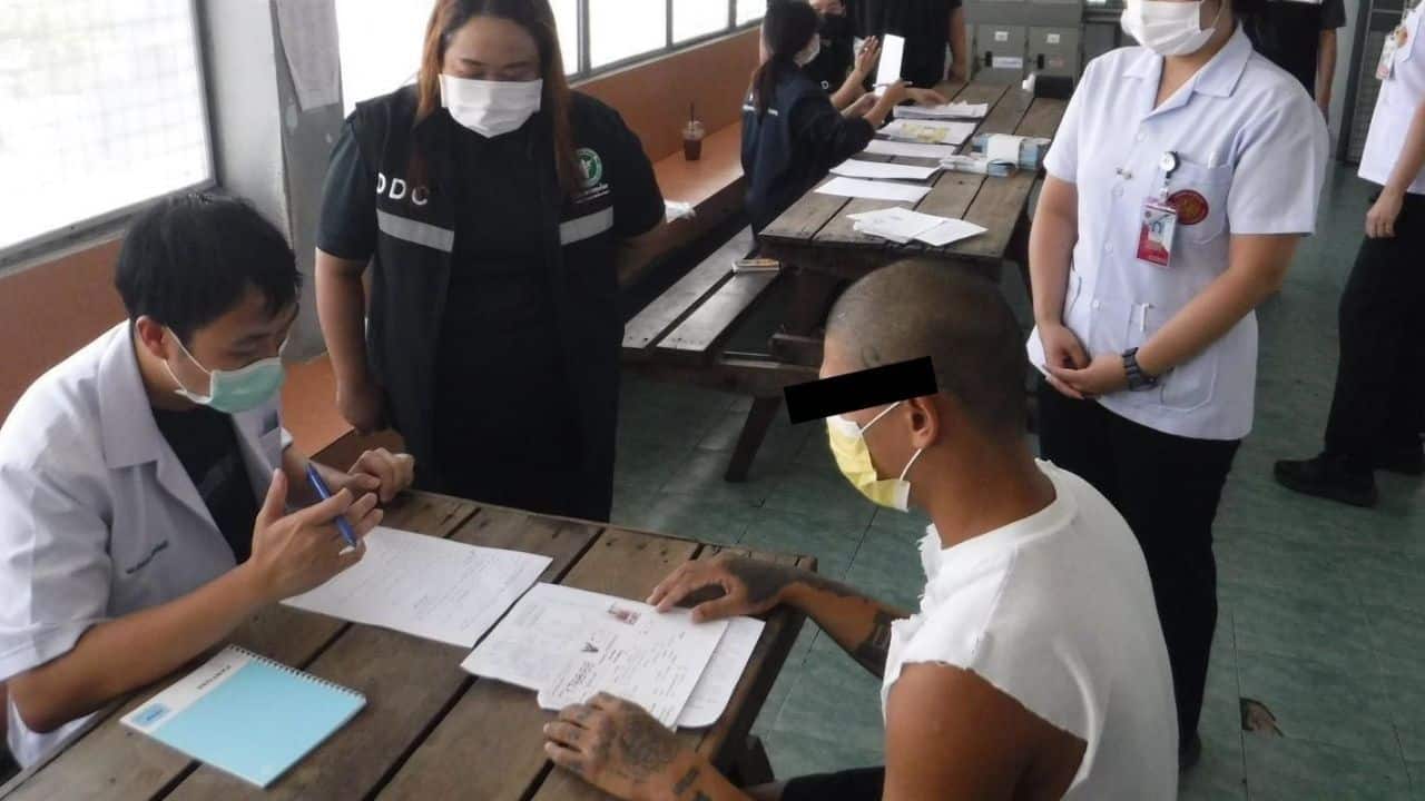 2 добровольца по охране здоровья в тюрьме дали положительный результат на мавпию после смерти заключенного