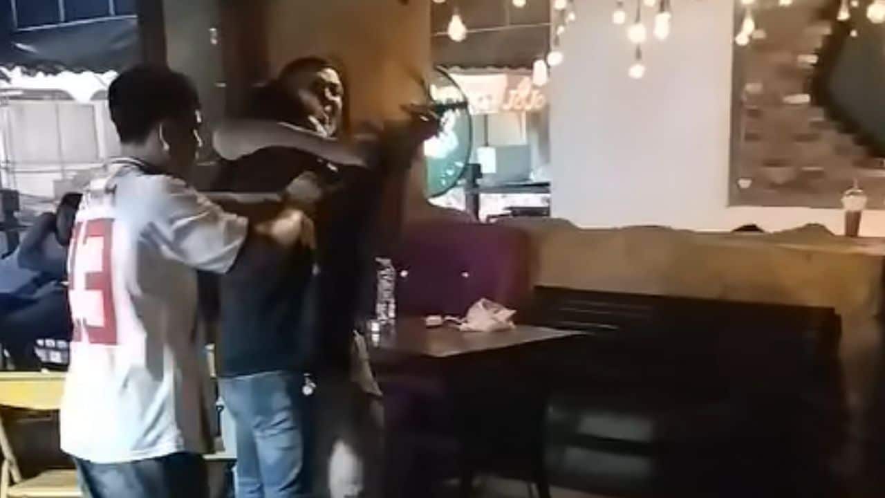 2 стрелка сдались после того, как 2 жертвы были ранены в shootings на улице Каосан