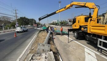 3 тайских жертвы получили травмы после обрушения дорожного знака массой 1 тонна в Сарабури