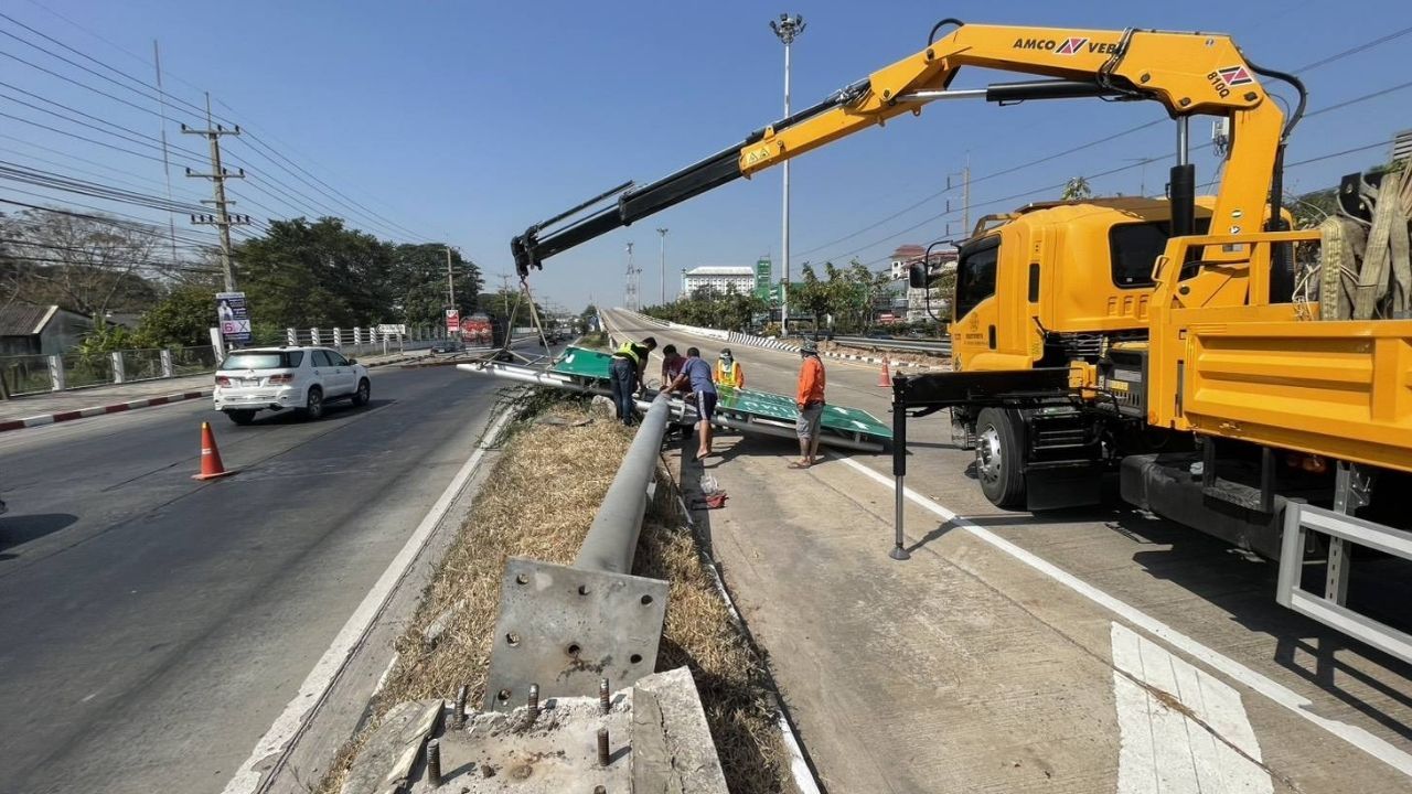 3 тайских жертвы получили травмы после обрушения дорожного знака массой 1 тонна в Сарабури
