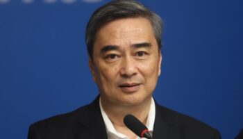 Абхисит призывает избирателей выбрать «синий»