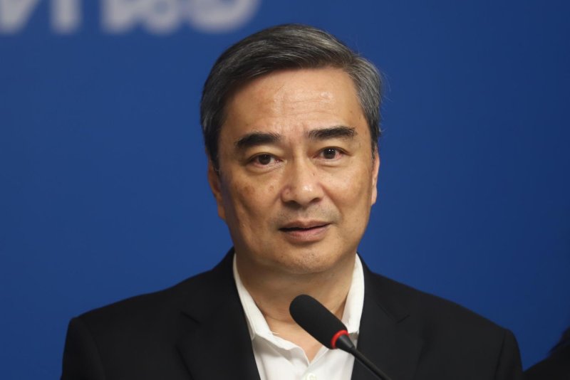 Абхисит призывает избирателей выбрать «синий»