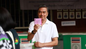 Абхисит призывает к быстрому реагированию на жалобы по подсчету голосов