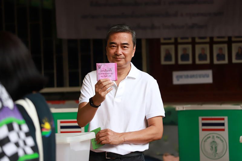Абхисит призывает к быстрому реагированию на жалобы по подсчету голосов