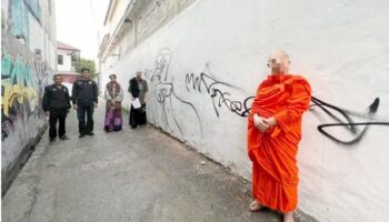 Австралийцы, пойманные за распылением краски на стене храма Чианг-Май, арестованы