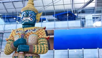 Аэропорт Суварнабхуми приносит извинения после жалобы на грубый персонал и плохое обслуживание