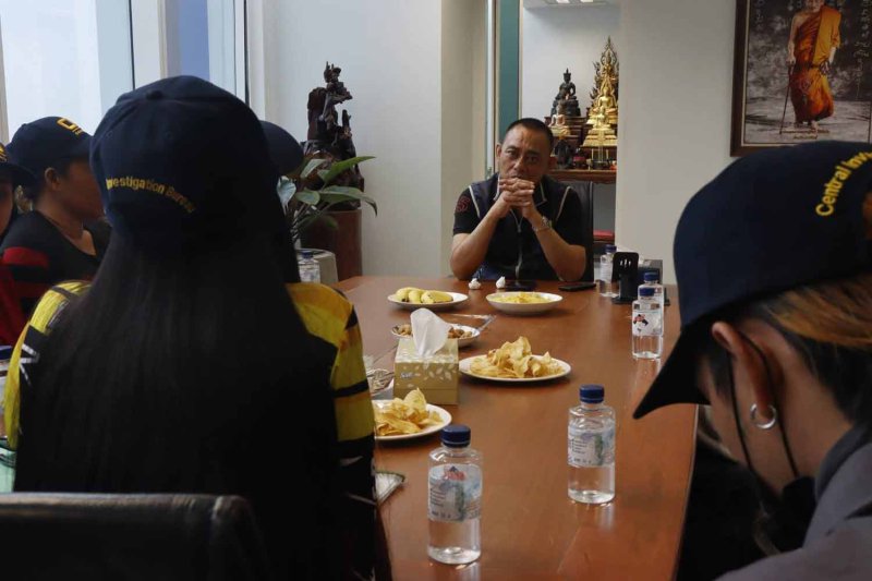 Больше женщин утверждают о домогательствах со стороны гримёра из Анг Тхонга