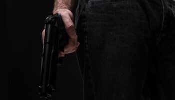 Бывший полицейский-сосед якобы достал пистолет из-за шагов и кашля