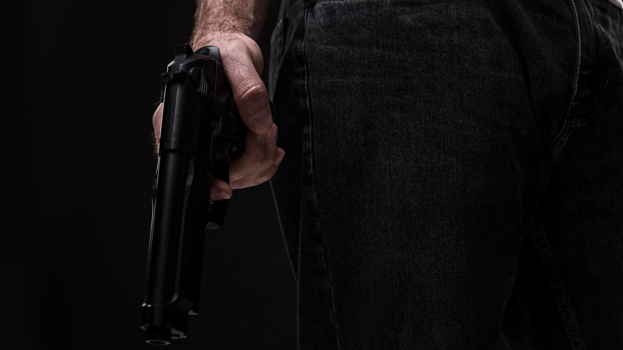 Бывший полицейский-сосед якобы достал пистолет из-за шагов и кашля