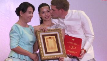 В районе Банг Рак в Бангкоке царит волнения, поскольку более 1,300 пар регистрируют браки в День святого Валентина.