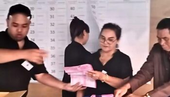 Видео показывает, как выборный чиновник ставит галочки за заблокированными бумагами