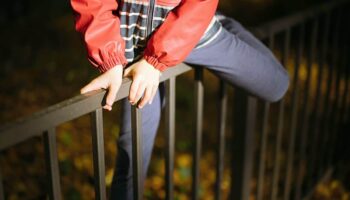 Владелец отеля в Чон-Бури выступает против полиции по поводу освобожденных российских юношей