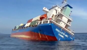 ВМС борются с разливом нефти, так как затонувший грузовой корабль разбрасывает контейнеры у побережья Пхукета