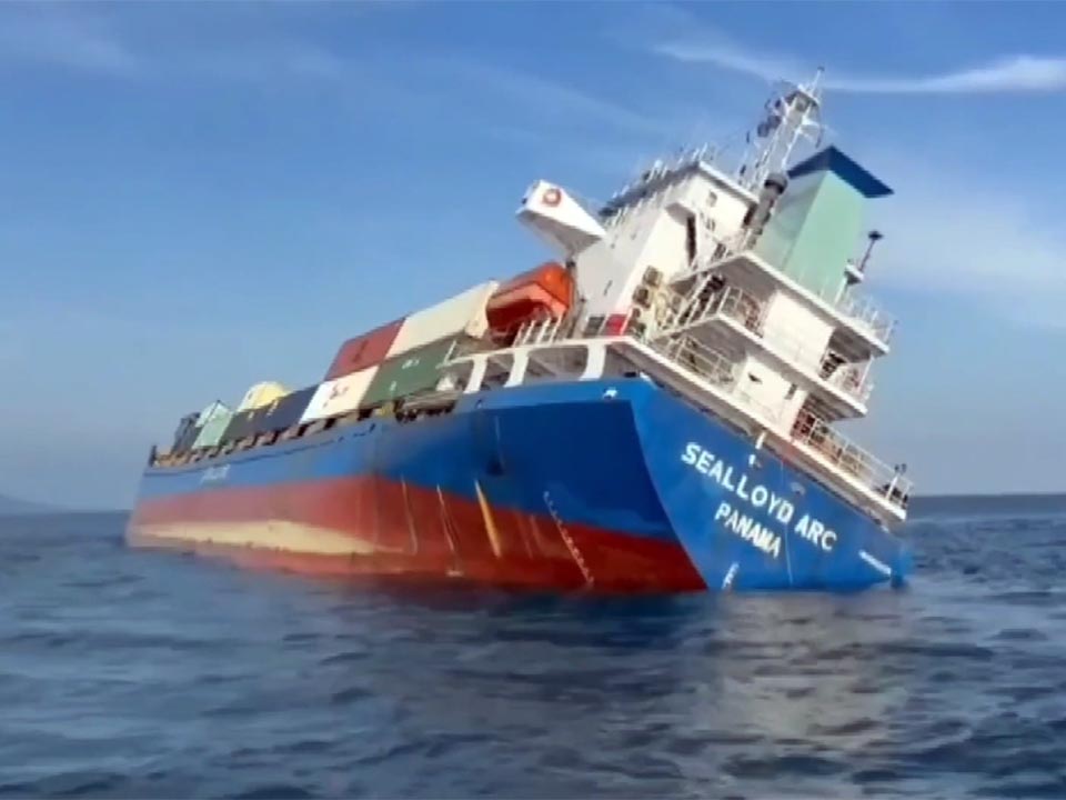 ВМС борются с разливом нефти, так как затонувший грузовой корабль разбрасывает контейнеры у побережья Пхукета