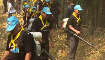 Войска и волонтеры вырубают противопожарные минерализованные полосы в Дои Сутепе-Пуи, так как Чианг Май готовится к сезону лесных пожаров.