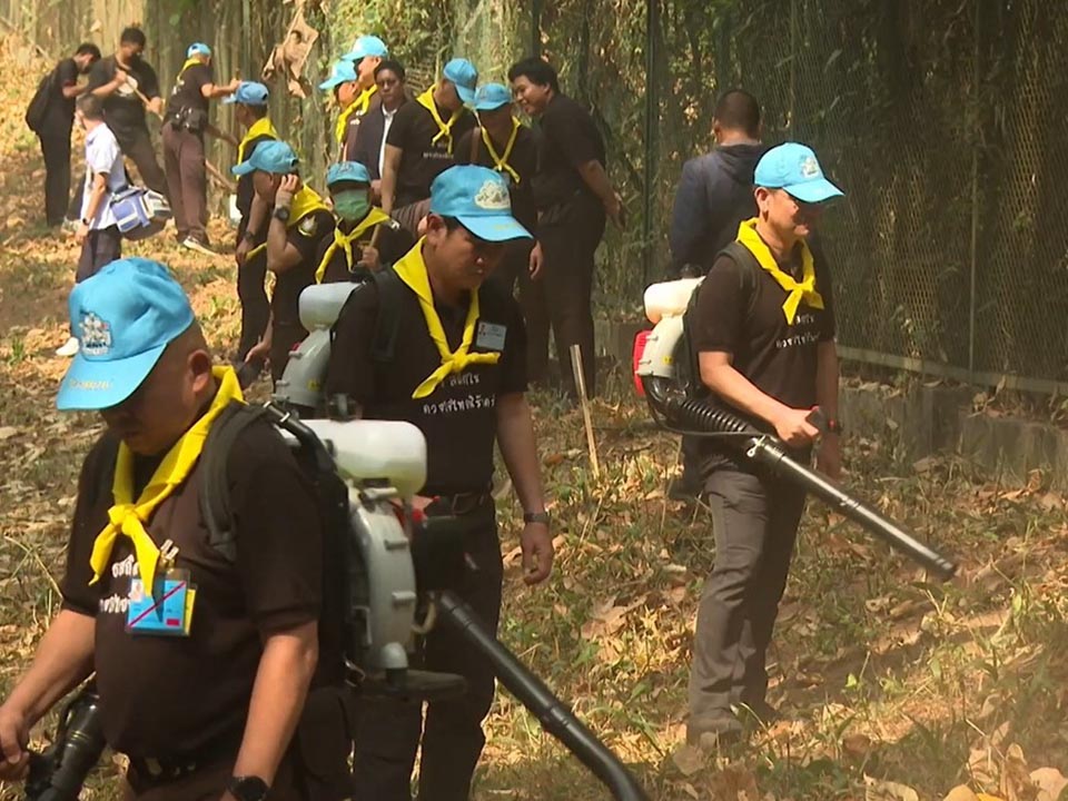 Войска и волонтеры вырубают противопожарные минерализованные полосы в Дои Сутепе-Пуи, так как Чианг Май готовится к сезону лесных пожаров.