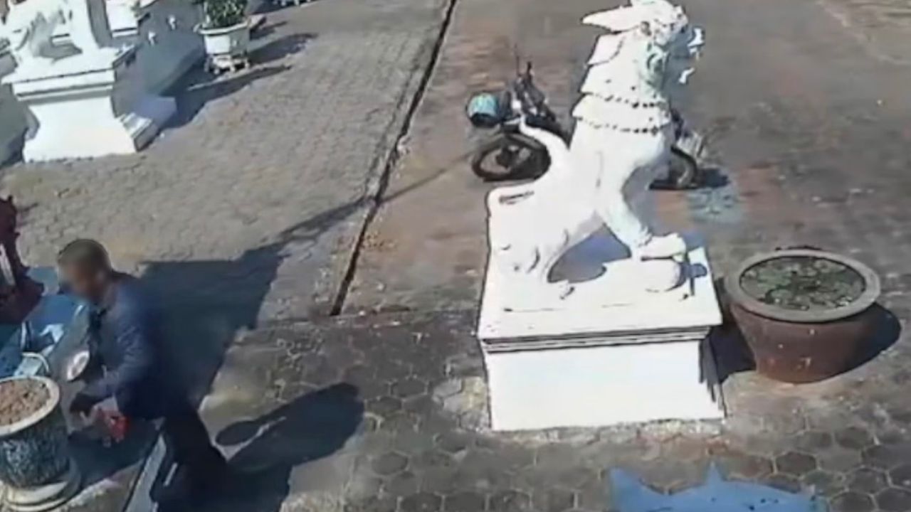 Вор храма Чианг Май выполняет вай, затем крадет серебряный поднос